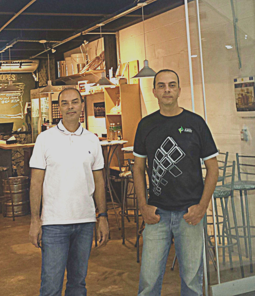 Os irmãos Robson e Ricardo Coutinho, sócios da Fábrika da Cerveja