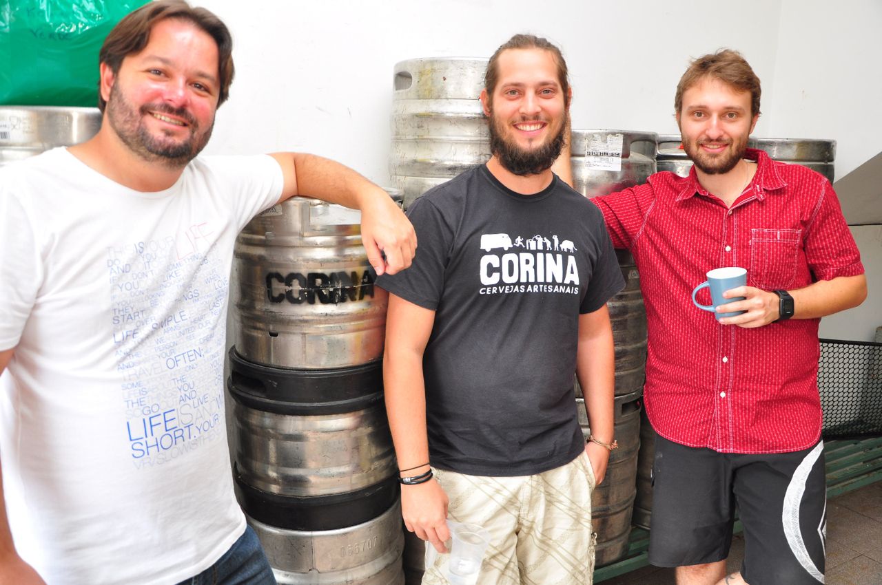 Os cervejeiros Marcel Castelo Branco, Eduardo Golin e Heitor Heffner, da Corina: festival de IPAs e iguarias com carne de porco