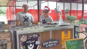 Os irmãos Eduardo e Arthur Veiga, da Don Ricardo Beer Bike, venderam chopes da Micro X