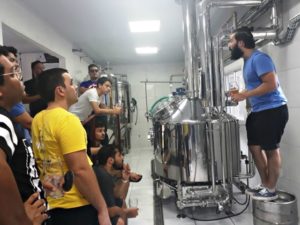 Cruls Cervejaria_Rodrigo Braga em tour na fábrica